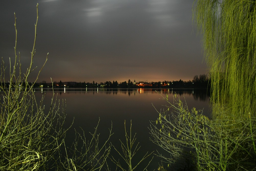 Ein See bei Nacht