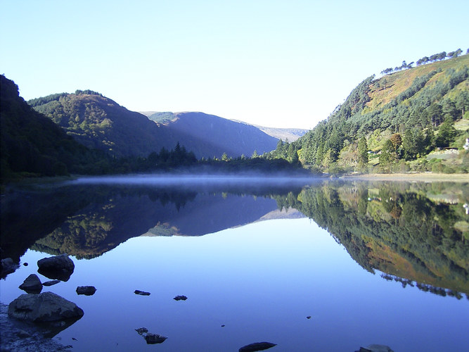 Ein See hoch in den Bergen von Glendalough