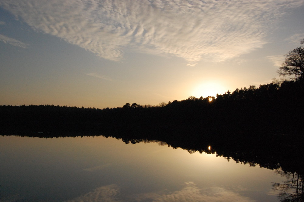 Ein See in abendlicher Stille