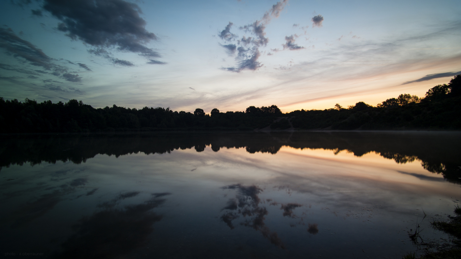 Ein See. Morgens