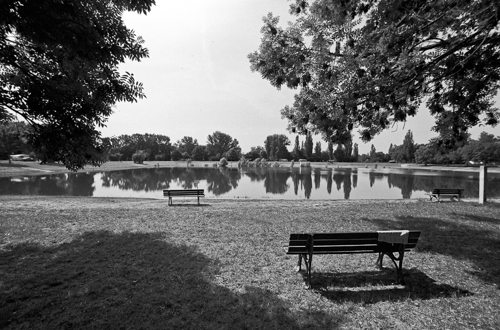 Ein See und drei Bänke