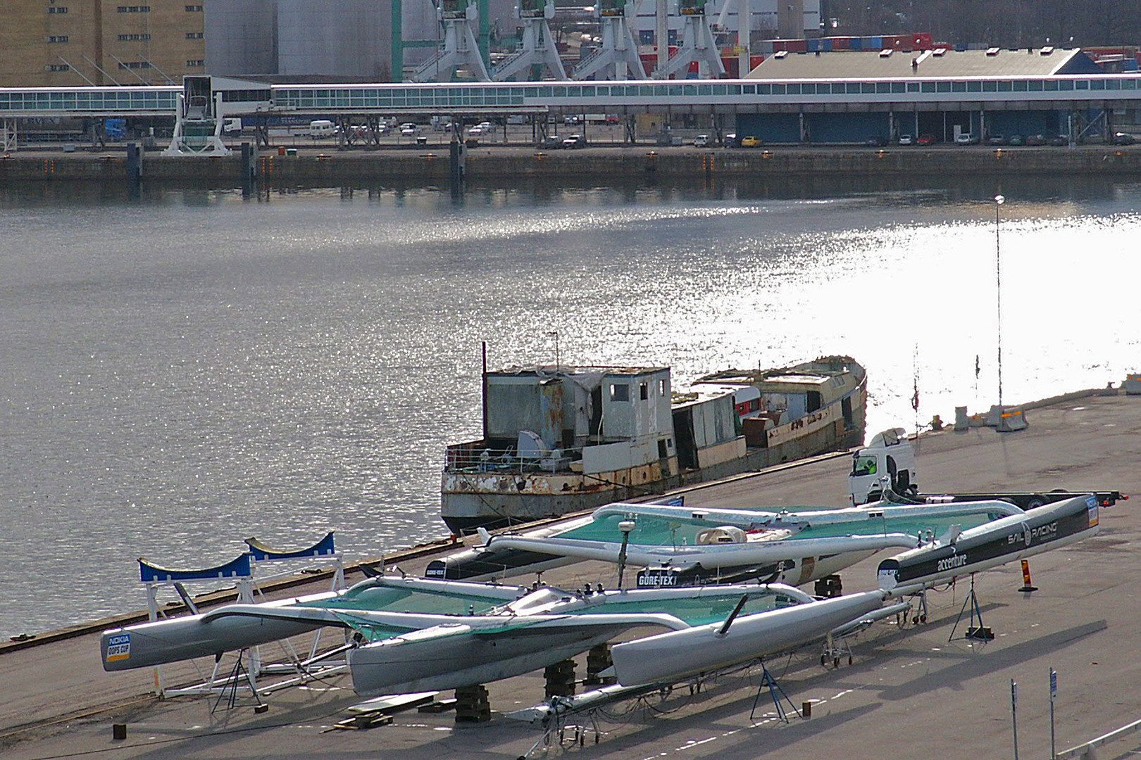 Ein Seelenverkäufer und zwei aufgebockte Trimarane im Stockholmer Hafen