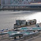 Ein Seelenverkäufer und zwei aufgebockte Trimarane im Stockholmer Hafen