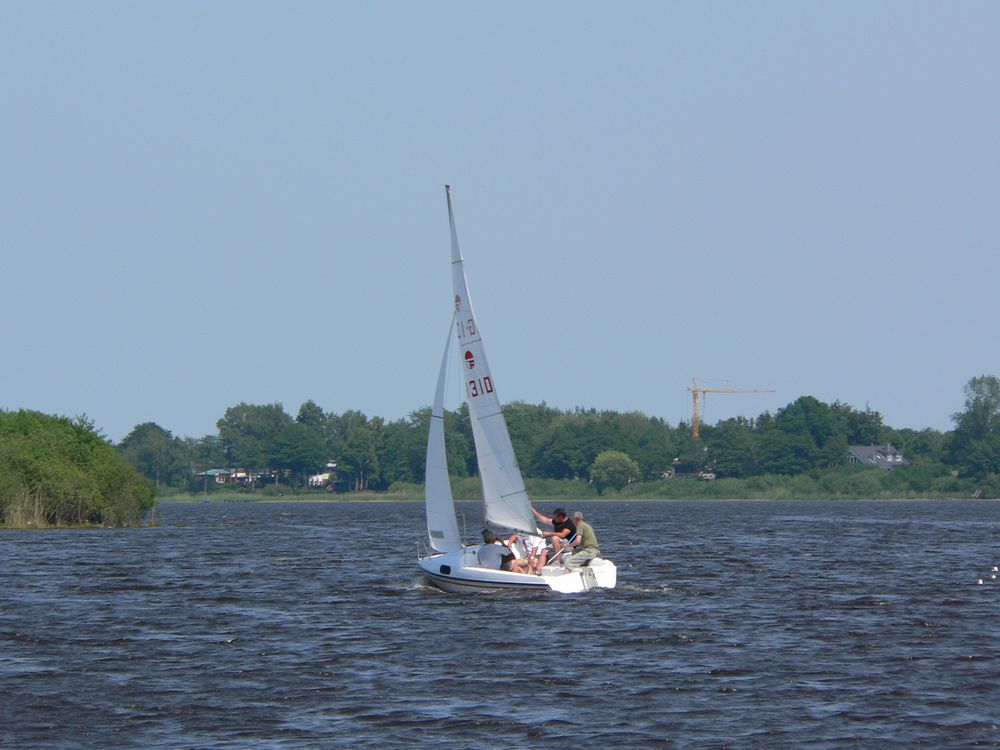 Ein Segelboot auf den See