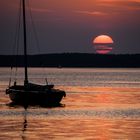 ein Segelboot im Abendrot