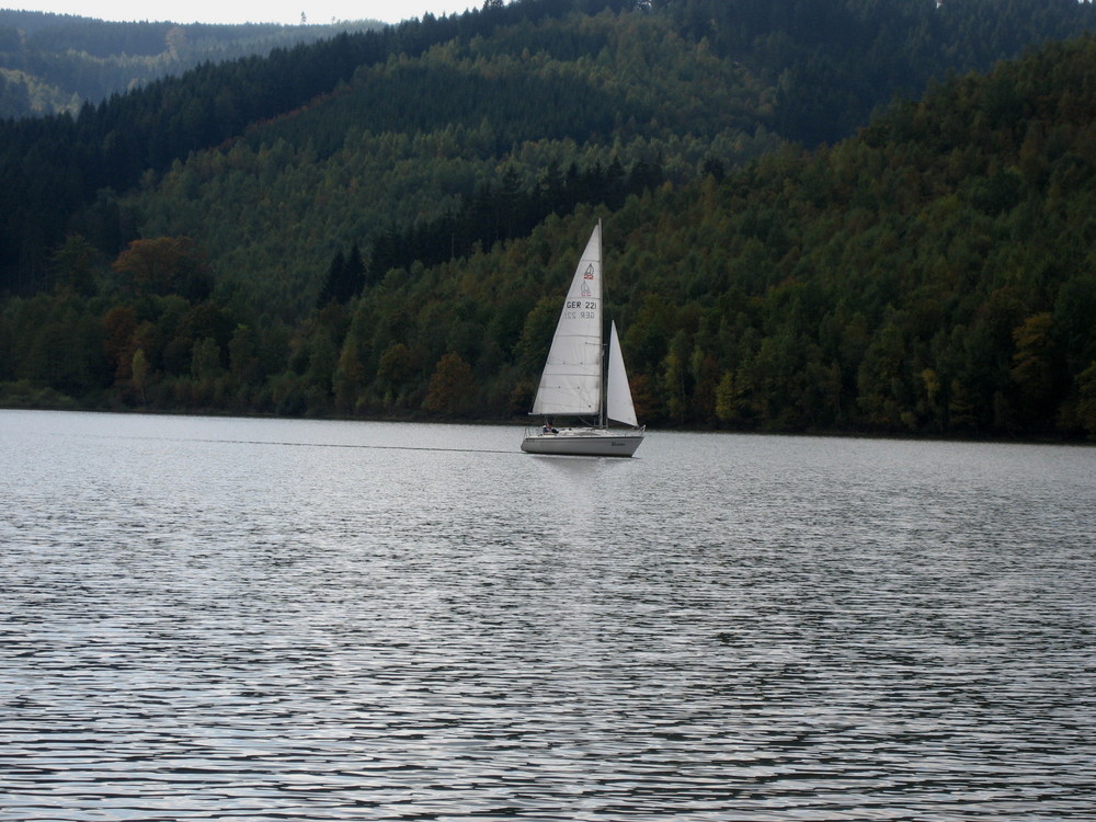 Ein Segelboot im Stausee