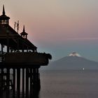 Ein Segelboot in der Abendstimmung vor dem Vulkan Osorno