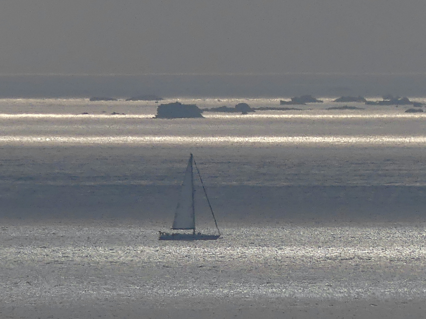 Ein Segelboot weit draußen auf dem Meer