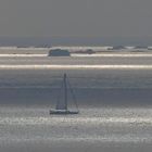 Ein Segelboot weit draußen auf dem Meer