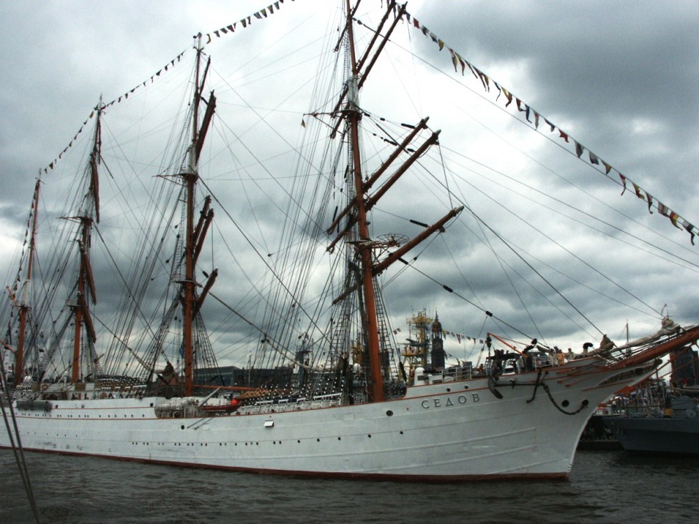 Ein Segelschiff im Hamburger Regen