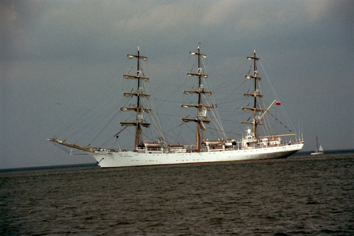 Ein Segelschiff, klar zum Auslaufen