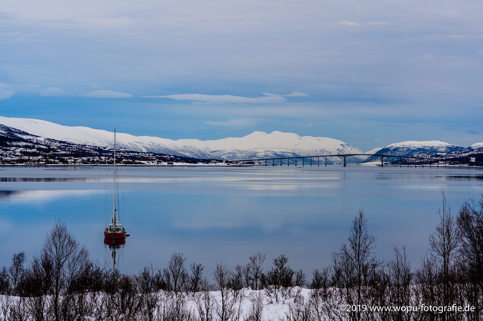 Ein Segelschiff vor Häkoya mit Blick auf die Brücke bei Tromsö