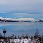 Ein Segelschiff vor Häkoya mit Blick auf die Brücke bei Tromsö