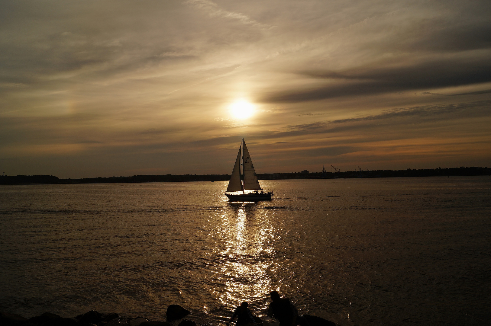 Ein Segler abends auf der Kieler Förde