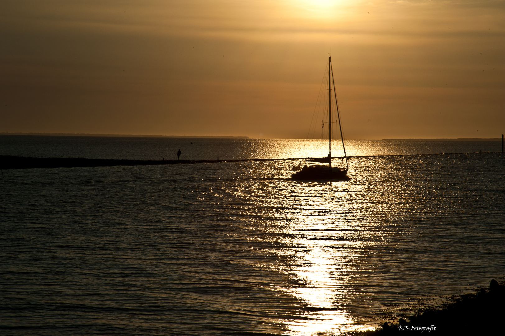 Ein Segler in der Abendsonne