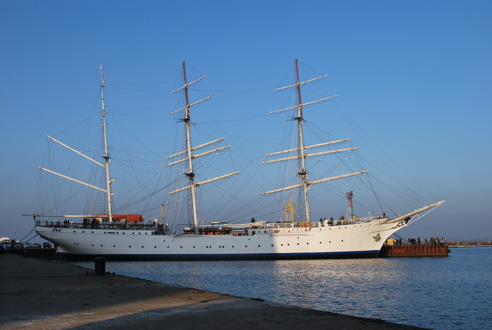 Ein Segler vor dem Ozeaneum