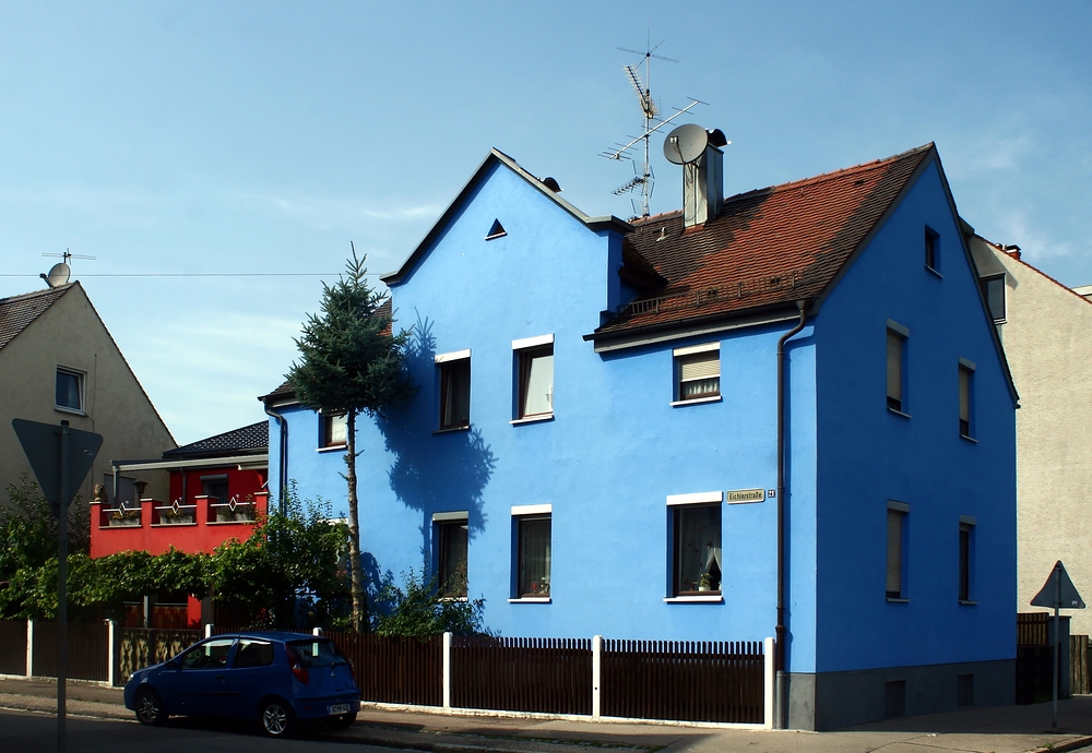 Ein sehr blaues Haus