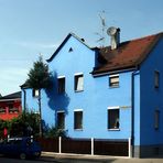 Ein sehr blaues Haus