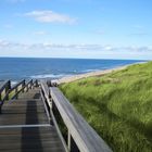 Ein sehr langer Steg entlang des Strandes und durch die Natur von Sylt