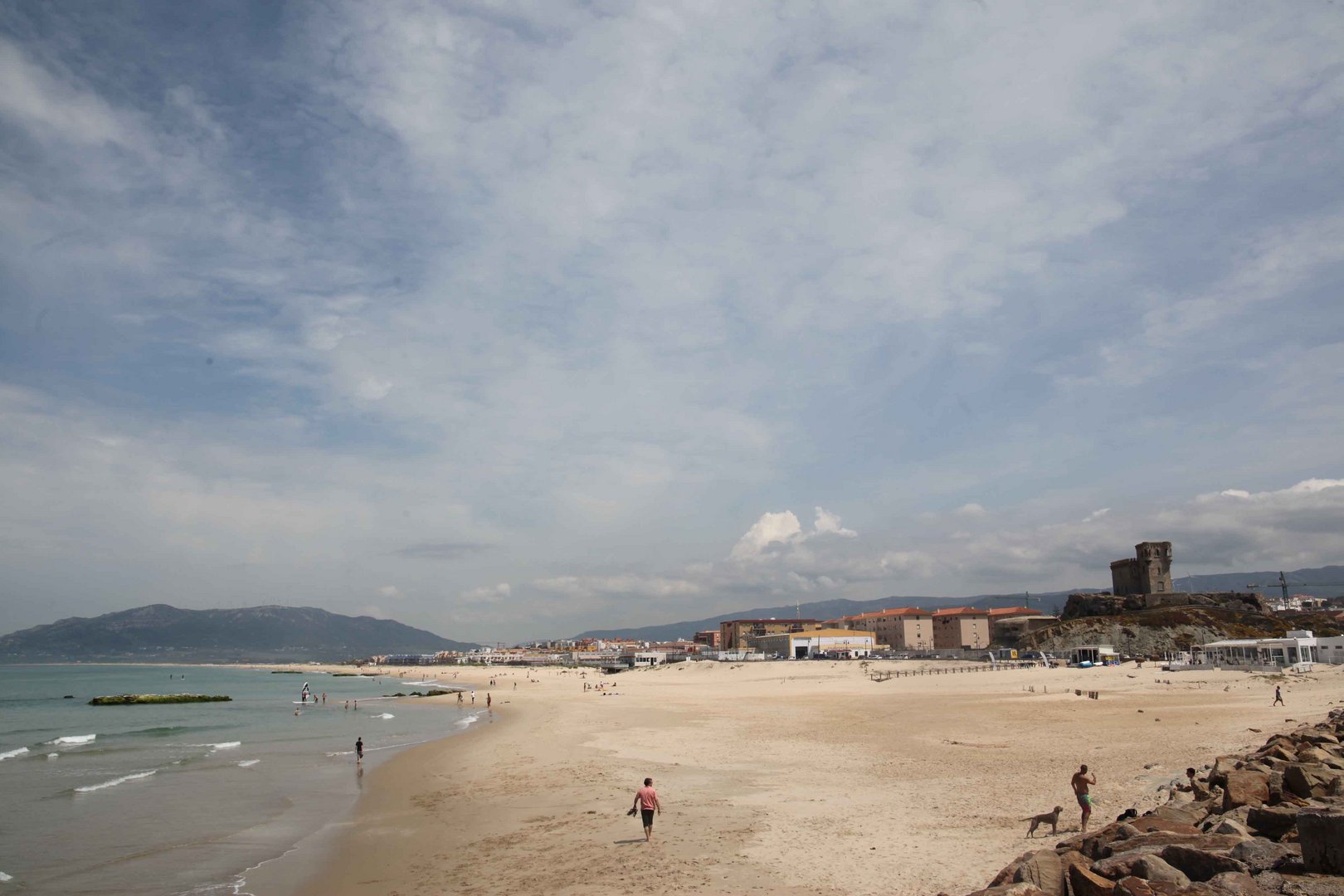 Ein sehr Langer Strand in eine Weite und Schönheit 