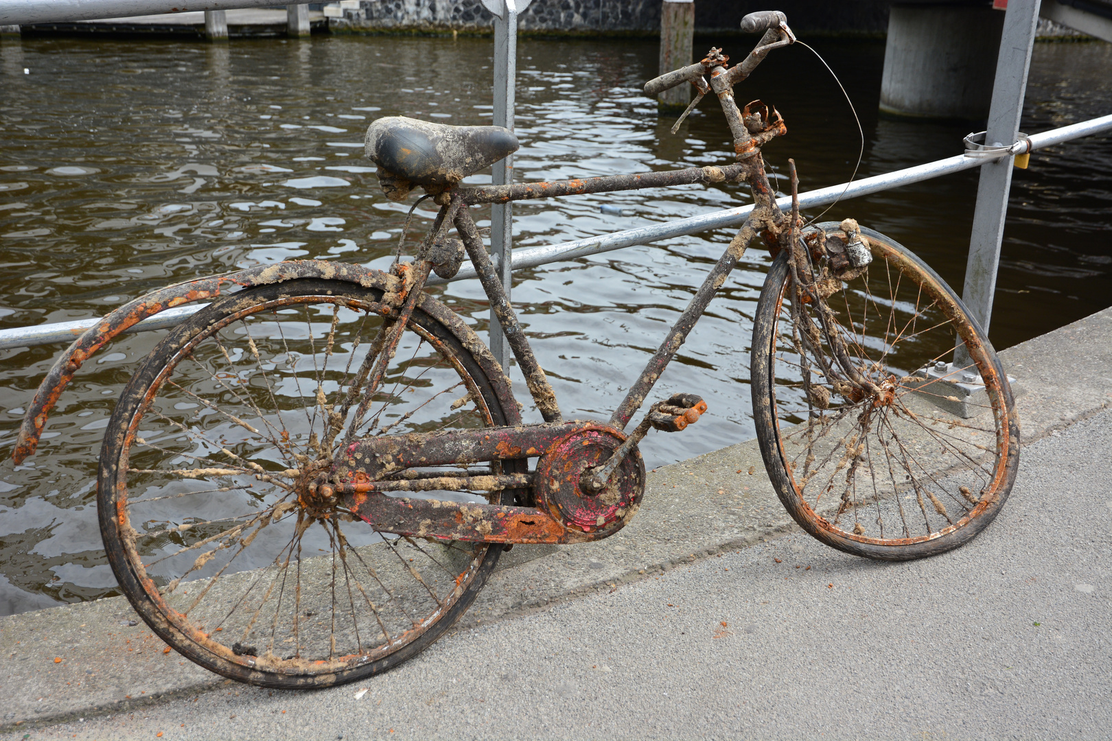 Ein sehr vernachlässigtes Fahrrad in Amsterdam