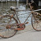 Ein sehr vernachlässigtes Fahrrad in Amsterdam