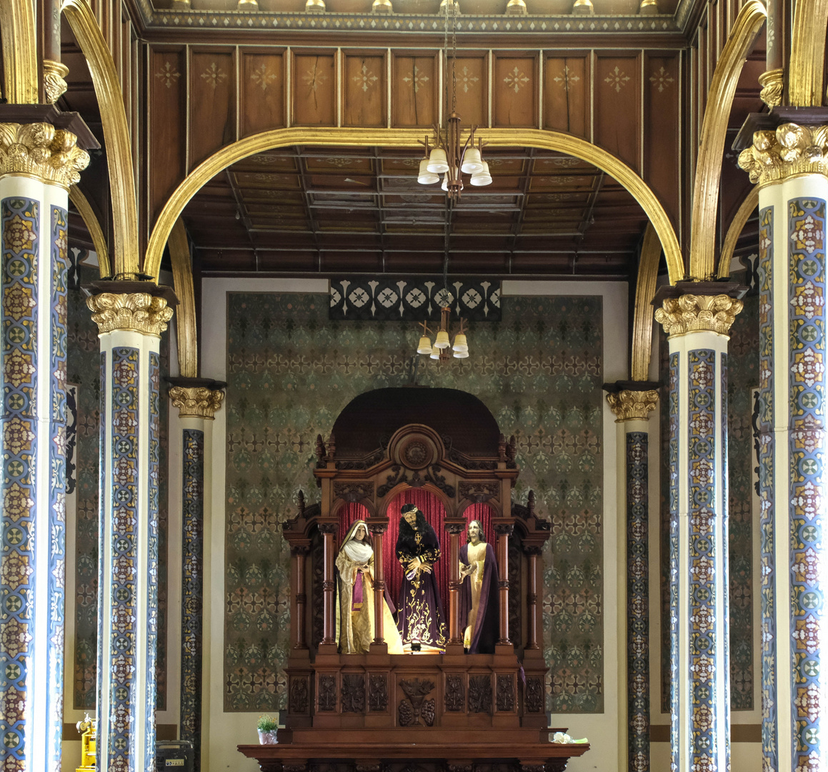 ...ein Seitenaltar in der Virgen de los Angeles Basilika...