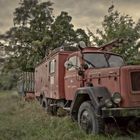 ein seltsames Gespann - altes Feuerwehrauto und Ladewagen auf grüner Wiese (2)