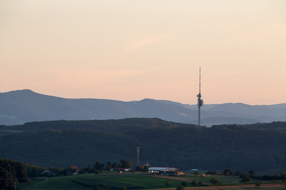 Ein Sendeturm in der Landschaft