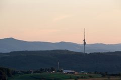 Ein Sendeturm in der Landschaft