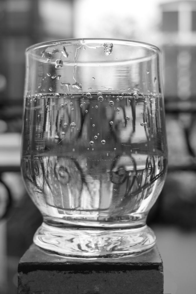 Ein Senfglas Wasser