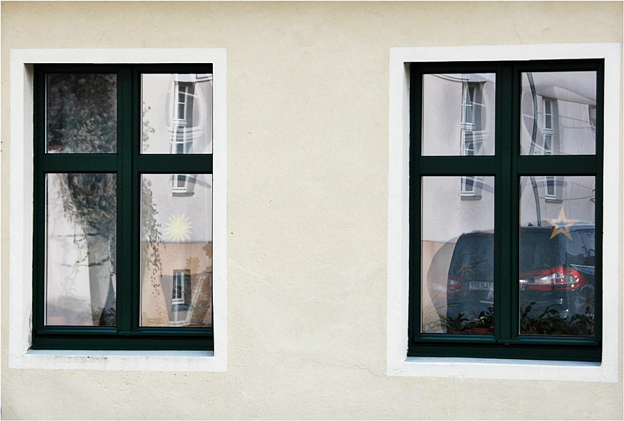 ein serlöses dienstägliches Spiegelbild mit weihnachtlichem Ambiente