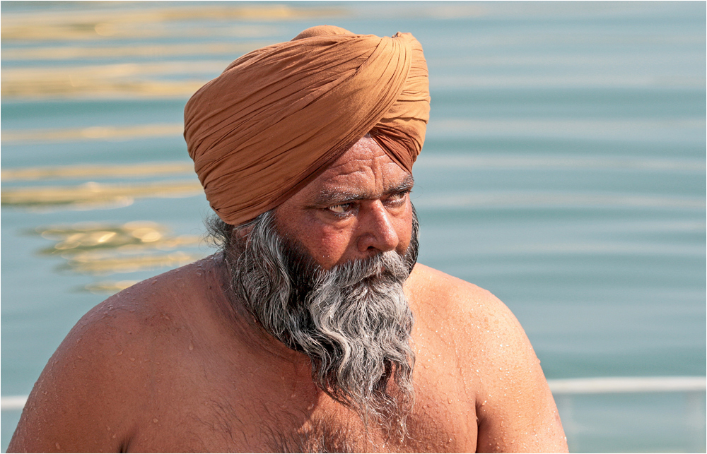 ein Sikh beim Bad im heiligen See