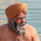 ein Sikh beim Bad im heiligen See