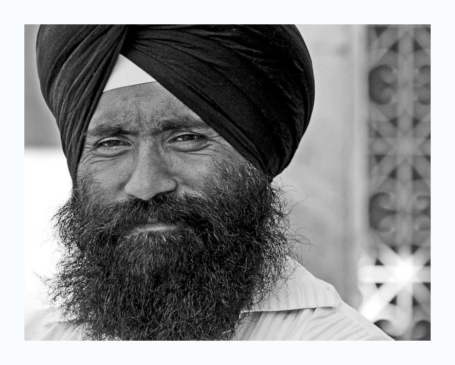 ein Sikh, der sich über ein Foto freut