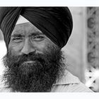 ein Sikh, der sich über ein Foto freut