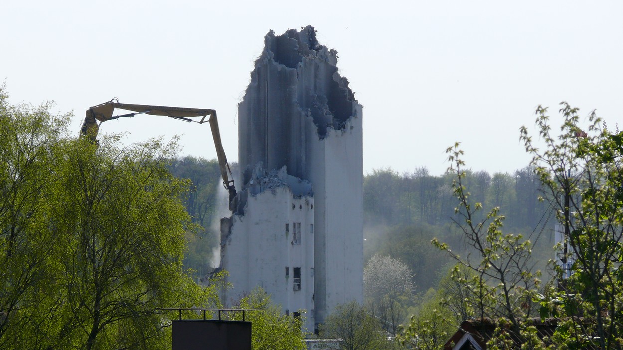 Ein Silo wird in Eckernförde abgerissen.