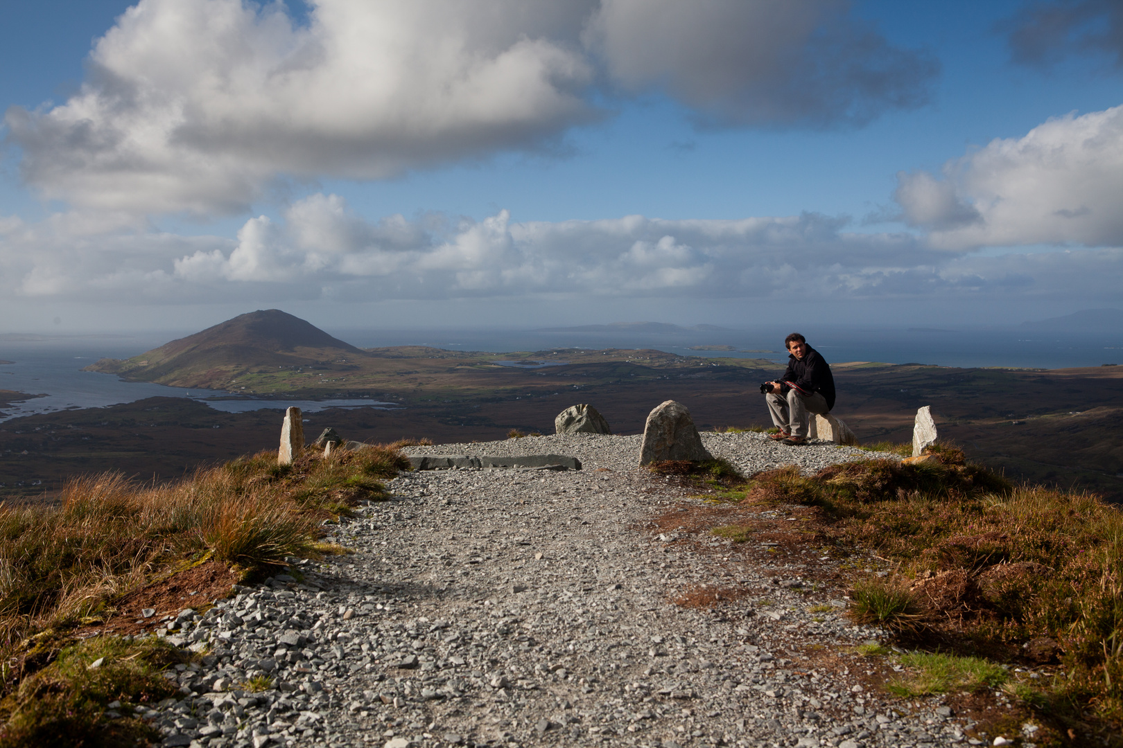 Ein sitzender Mayr in Irland auf dem Berg