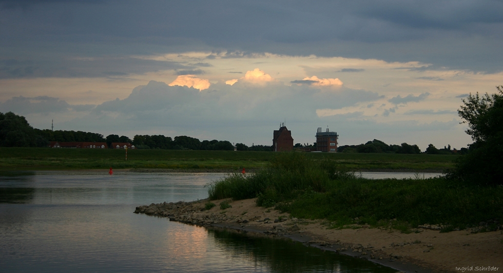 Ein Sommerabend an der Elbe