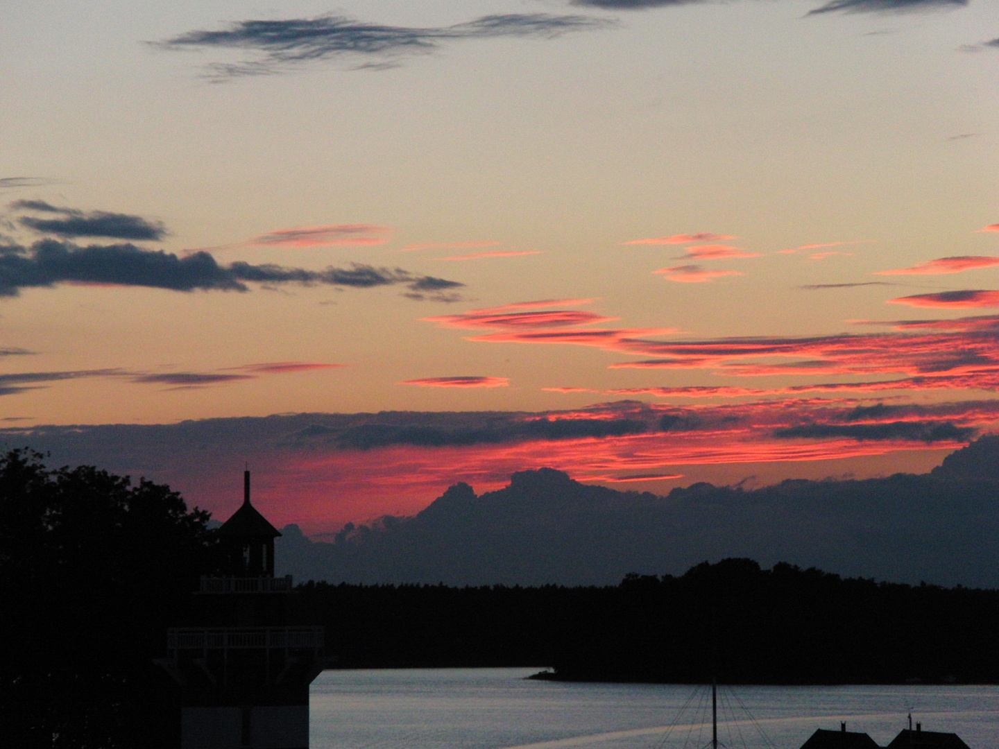 ein Sommerabendhimmel am See