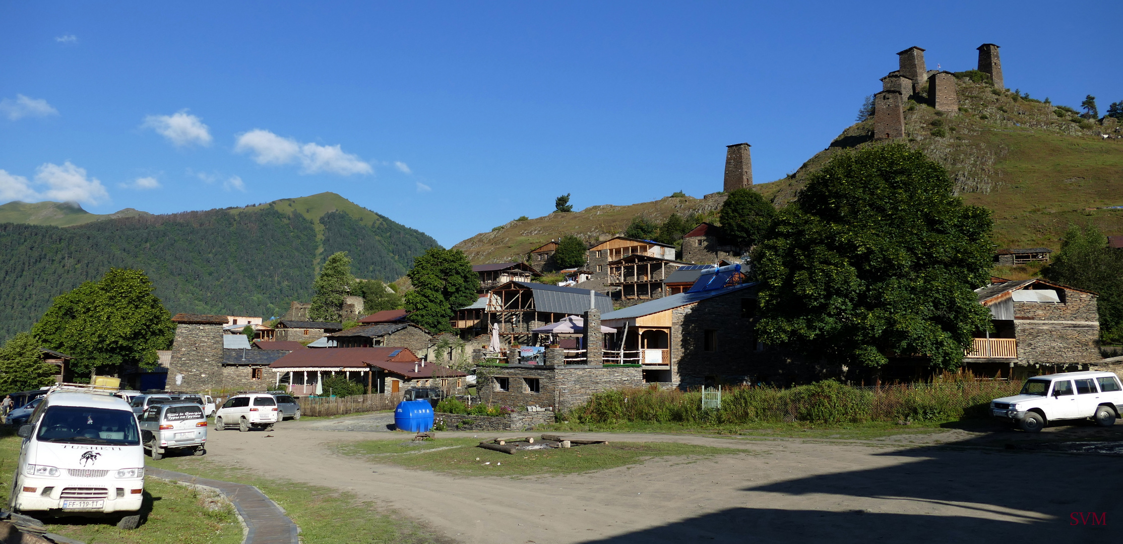 Ein Sommermorgen auf dem Dorfplatz