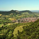 Ein Sommertag am Hohenneuffen ( im Hintergrund links der Albtrauf mit Rossfeld und Achalm)