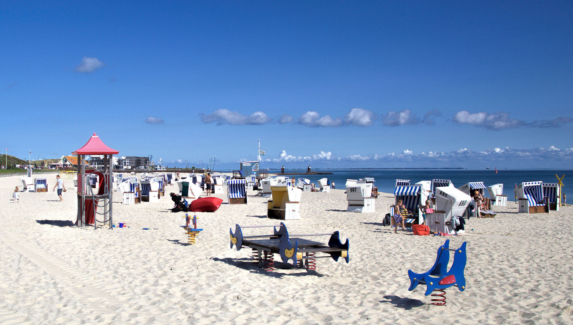 ein Sommertag am Strand von Hörnum auf Sylt .....