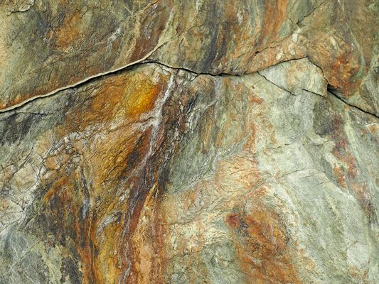 Ein sonnenbeschienenes Stein-Kunstwerk von Mutter Natur.