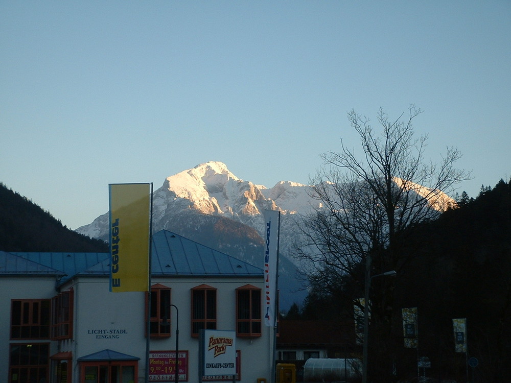Ein sonnenbestrahlter Berg am Morgen