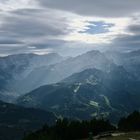 Ein Sonnenfenster über den Bergen