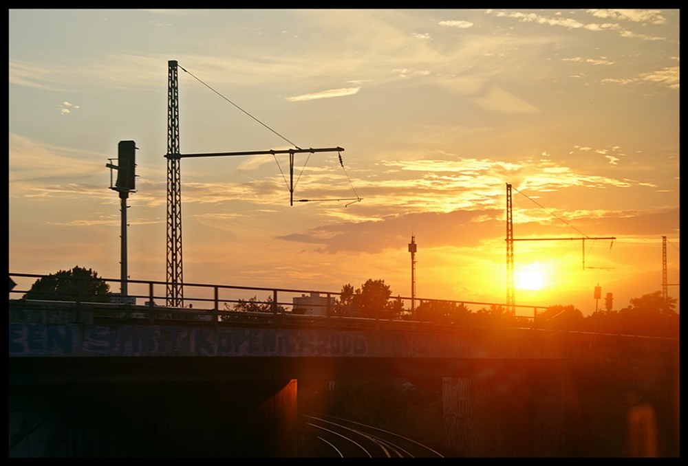 ein sonnenuntergang aus der S-Bahn in Berlin