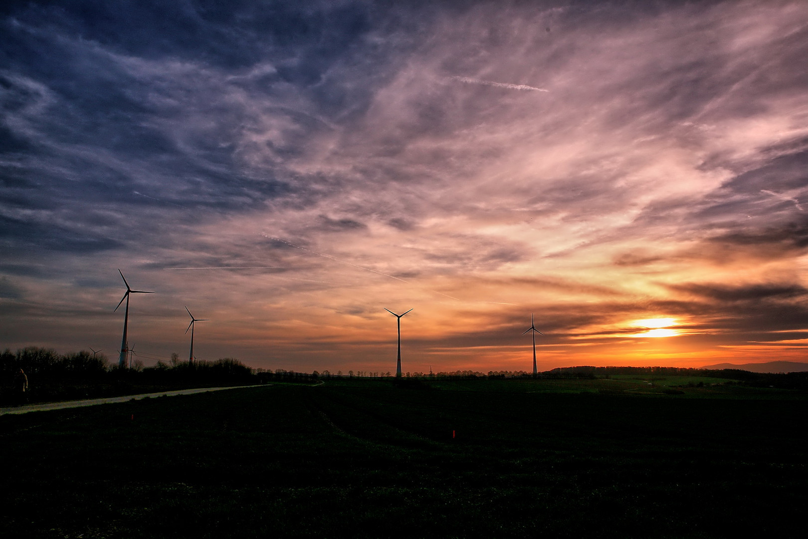 Ein Sonnenuntergang, der zum Drücken auf den Auslöser animiert.