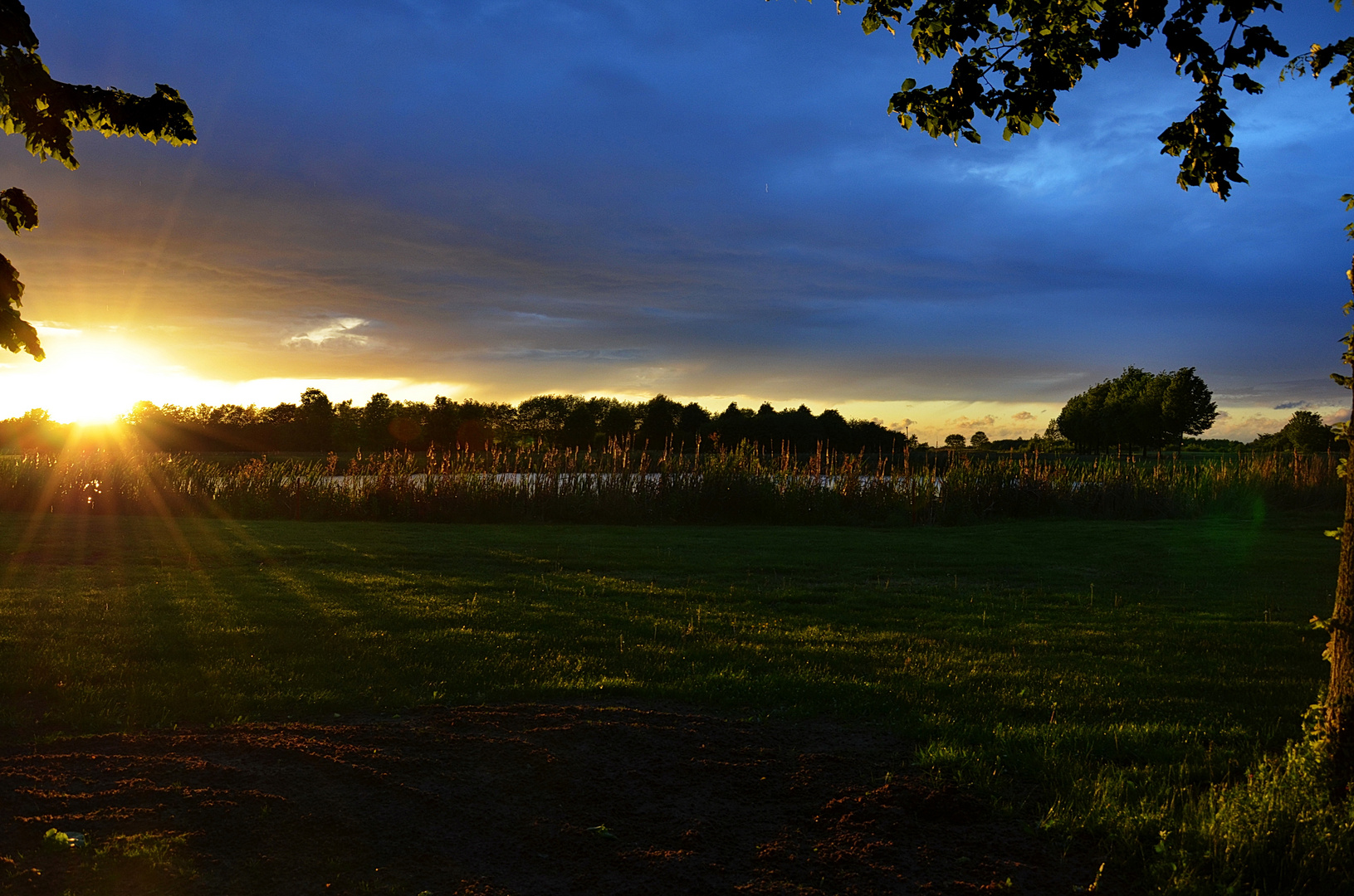 Ein Sonnenuntergang in Bornheim bei Bonn aus Sicht einer Golfanlage ............