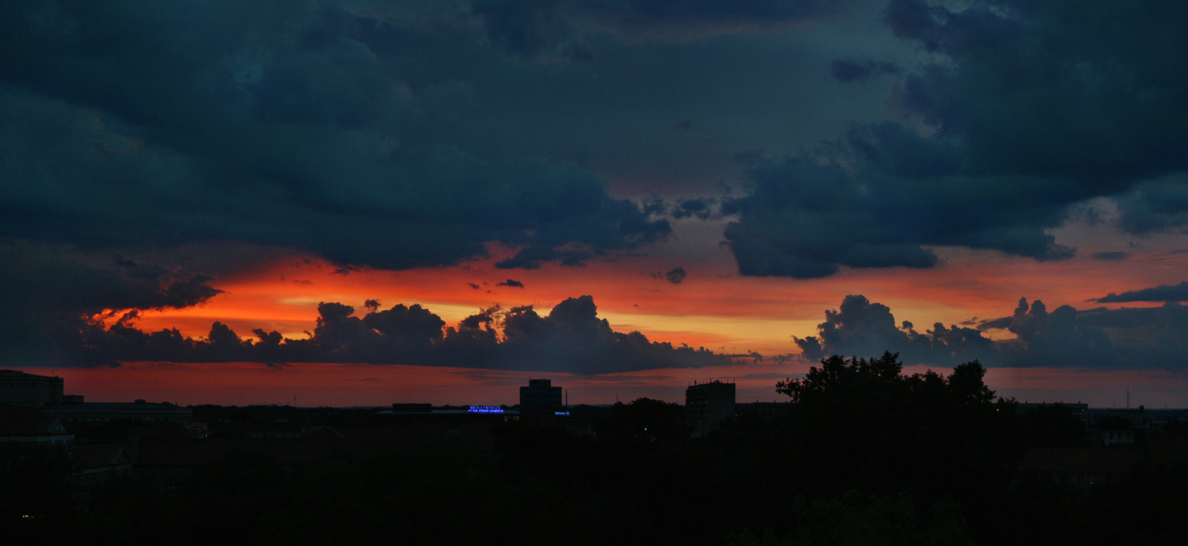 ein Sonnenuntergang schön farbig